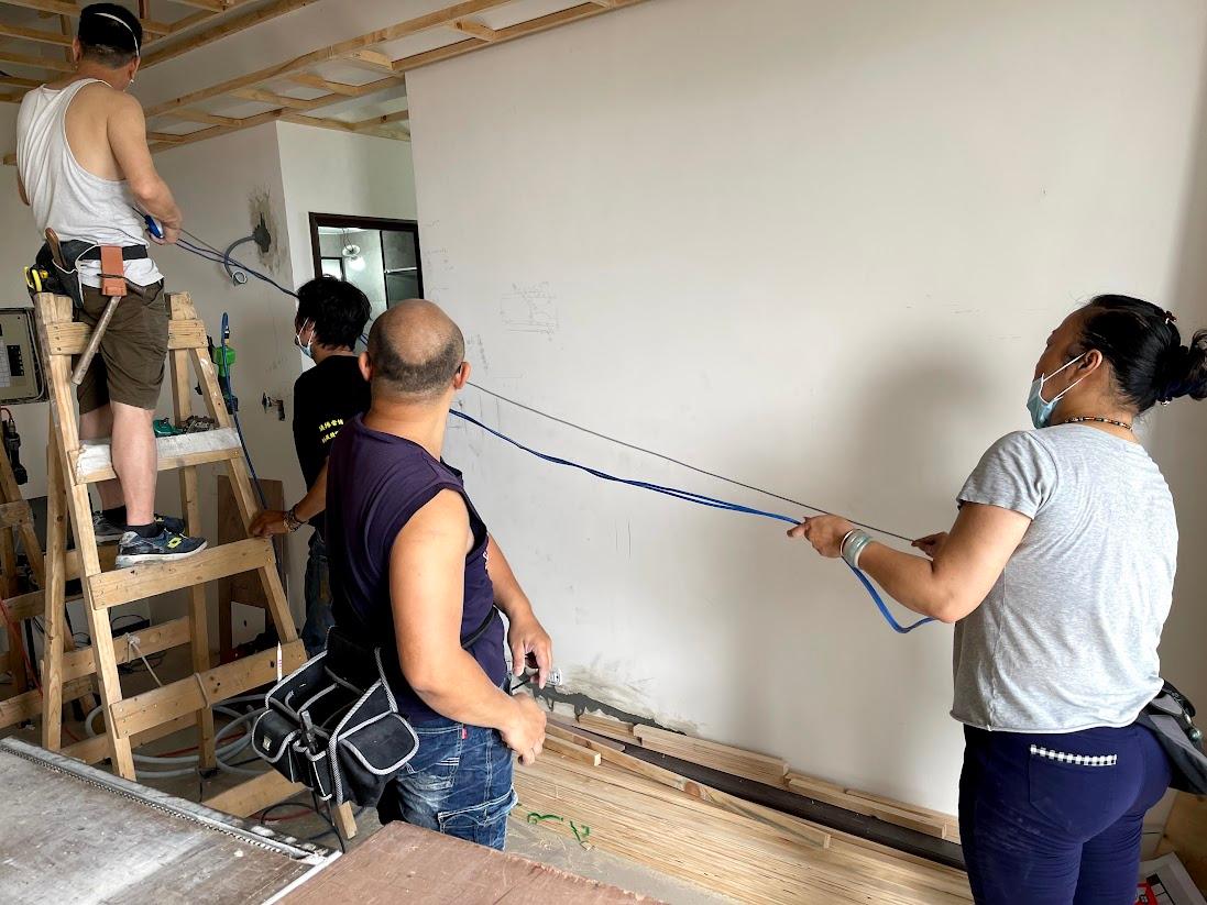 弱電系統穿管配線作業中