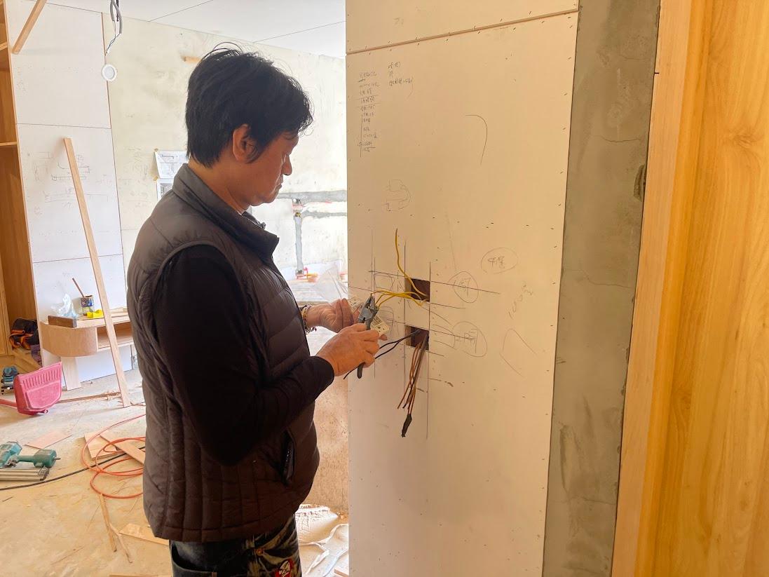 開關插座安裝中，我們家的楊老闆陪我一起走過18個年頭了，遮張把它拍得好老喔@@""
