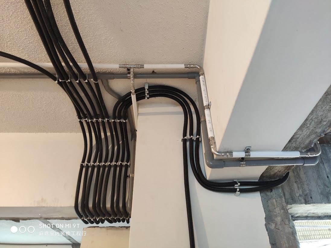 舊屋翻修，供水配電管路設置全在天花板
