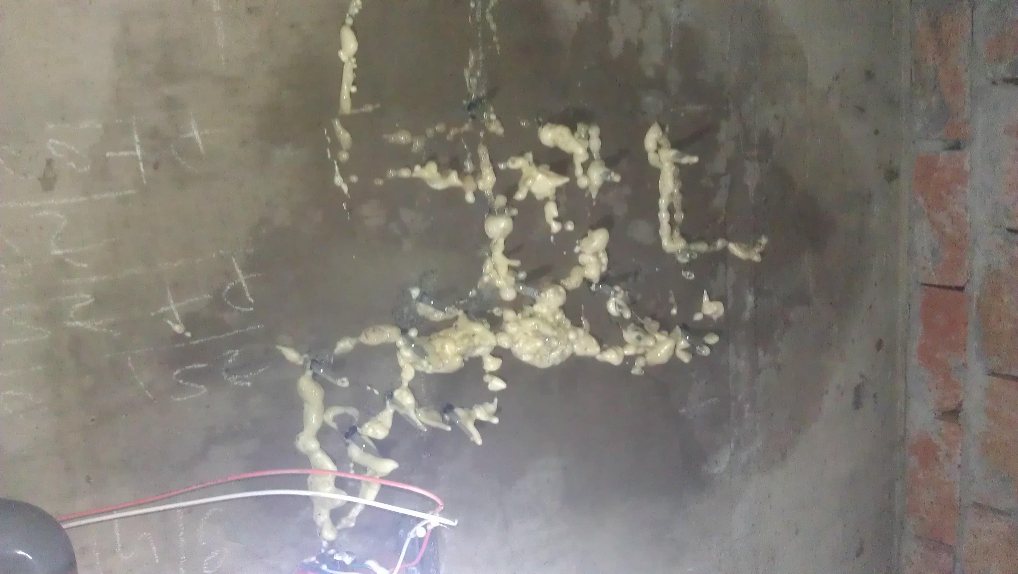 高壓灌注後藥劑從滲漏處溢出