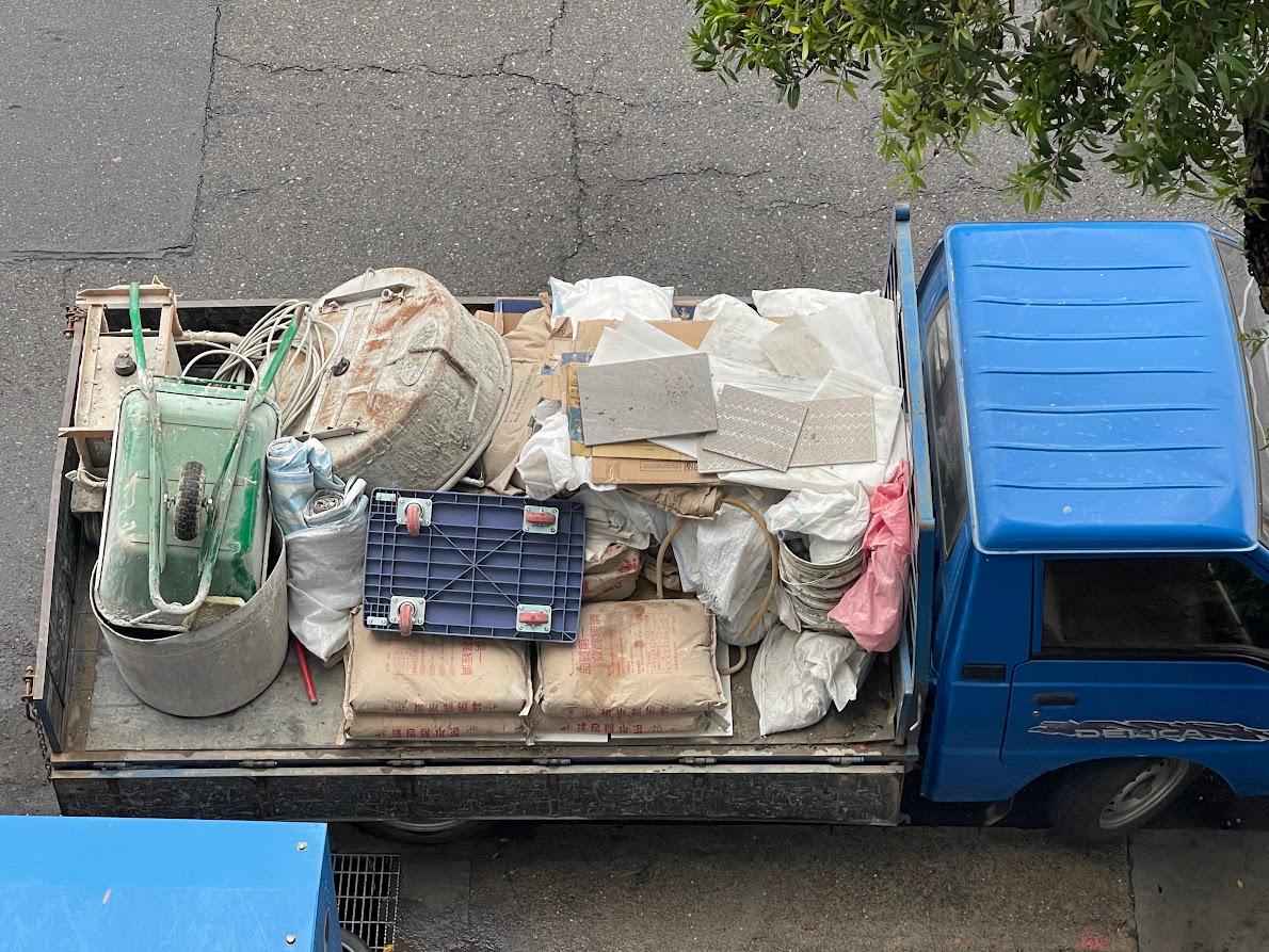 工班退場時廢棄物與工具搬運