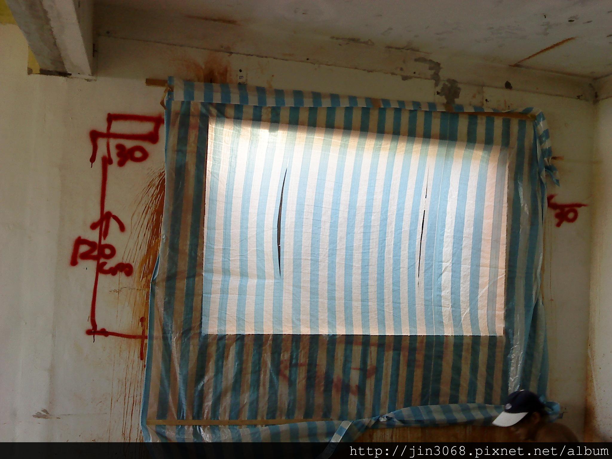 切割窗戶後,遮帆布擋風雨,等待施做鋁窗中