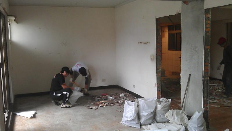 拆除廢棄物裝袋中