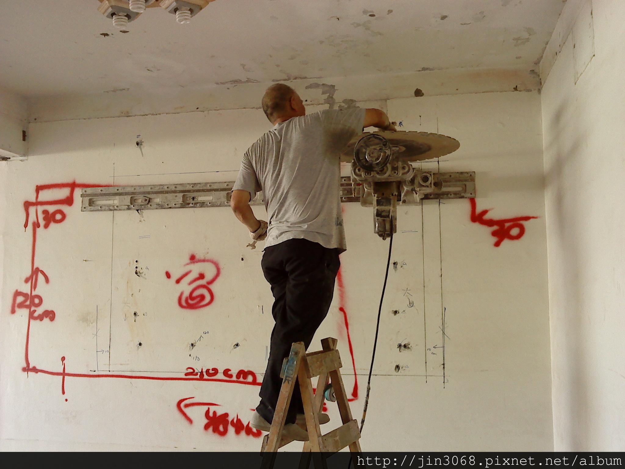 牆壁機器切割開窗戶[獨棟別墅]