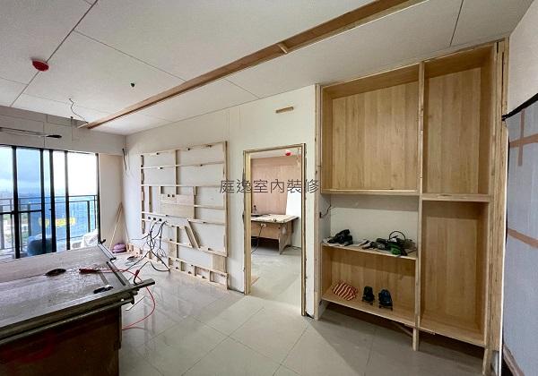 客廳主牆的展演-天花板封板/櫥櫃粗胚組裝中