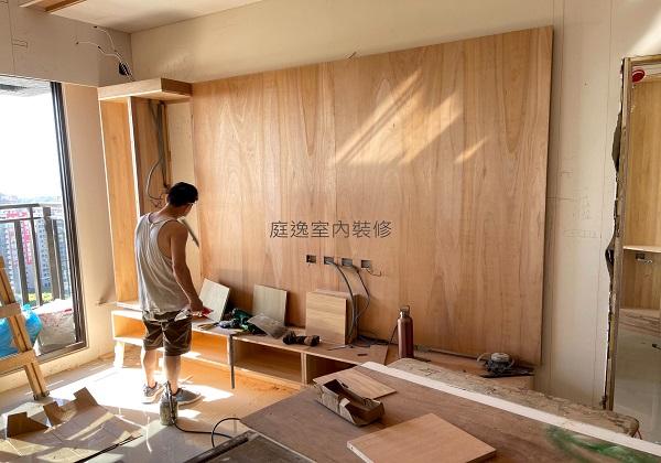 客廳主牆的展演-電視牆櫃粗胚施作中