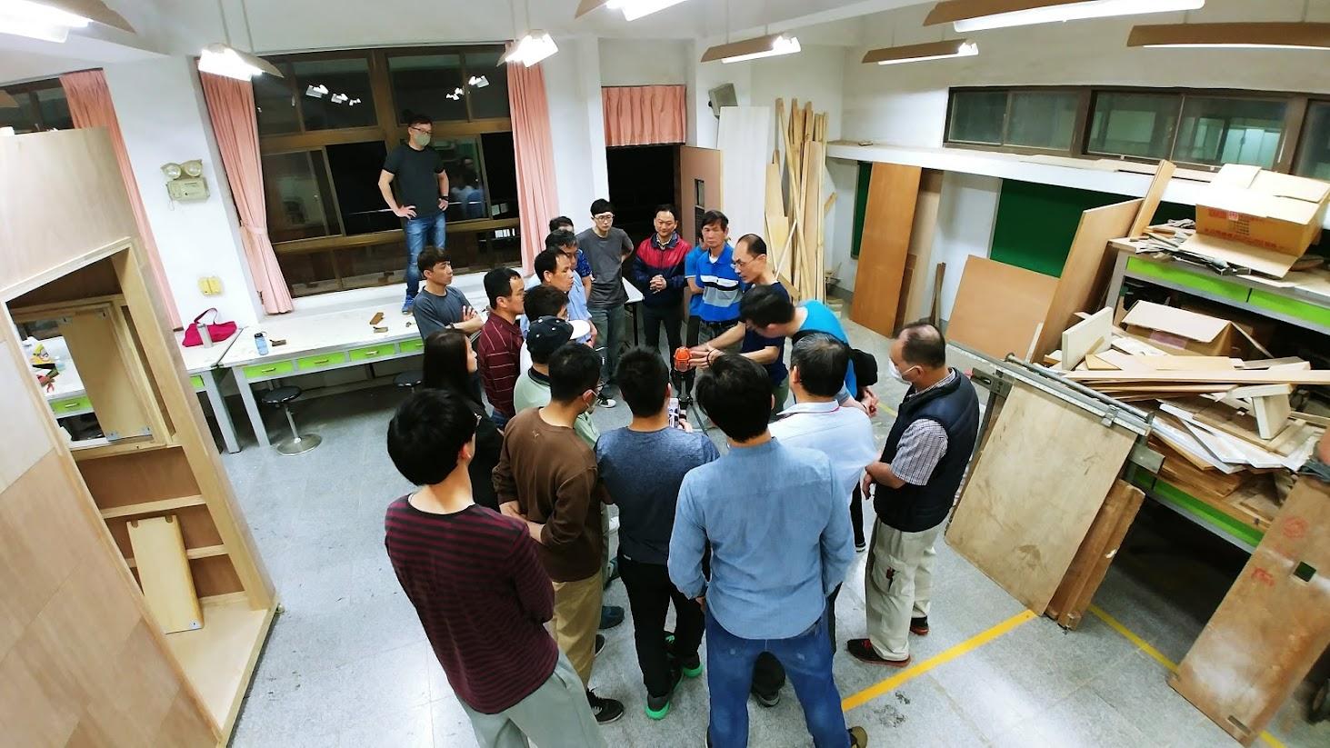 我們每星期二晚上在新莊社區大學有開木工課喔!!不嫌棄的話可以一起來玩木頭!!請提早報名不然