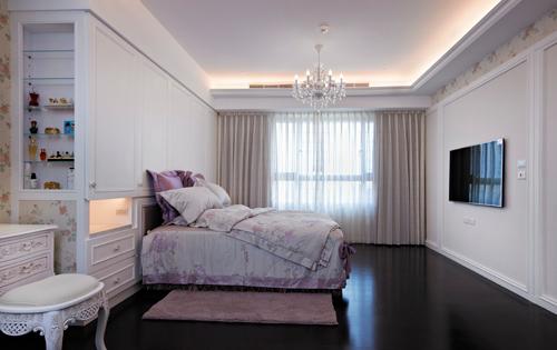 具有活動拉門的主臥室更衣室，搭配進口碎花壁紙及古典風格的化妝檯面及鏡面，更添浪漫風格。