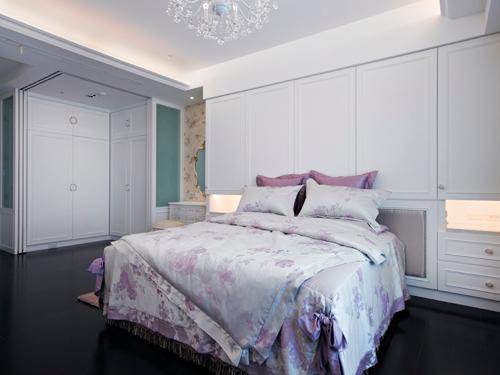 具有活動拉門的主臥室更衣室，搭配進口碎花壁紙及古典風格的化妝檯面及鏡面，更添浪漫風格。