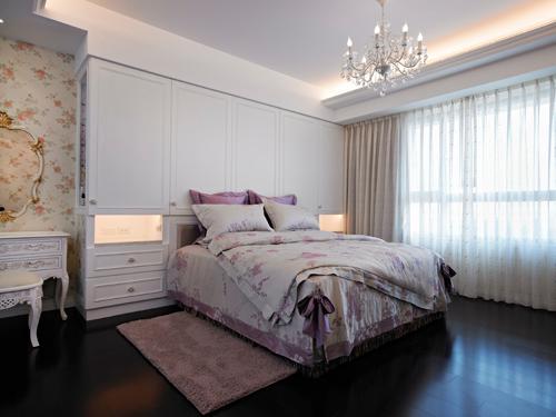 具有活動拉門的主臥室更衣室，搭配進口碎花壁紙及古典風格的化妝檯面及鏡面，更添浪漫風格。