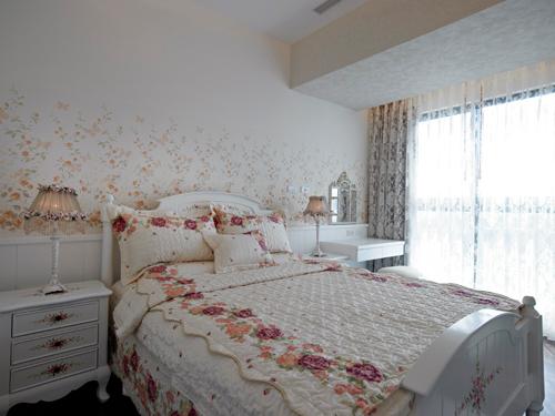 長親房內以及腰的白色線板延伸出床頭櫃設計，再搭配小碎花壁紙由濃而疏地由下往上延伸的設計，使空