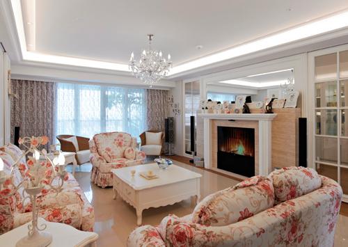 結合洞石及大理石所設計的客廳壁爐，搭配3D火炬影片時，跟真的壁爐無兩樣，當不需要