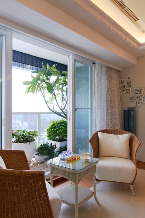 陽台保留大面景觀窗讓讓戶外的自然光線與景觀可以在室內流動，並裝設自動澆灌系統讓屋主不在