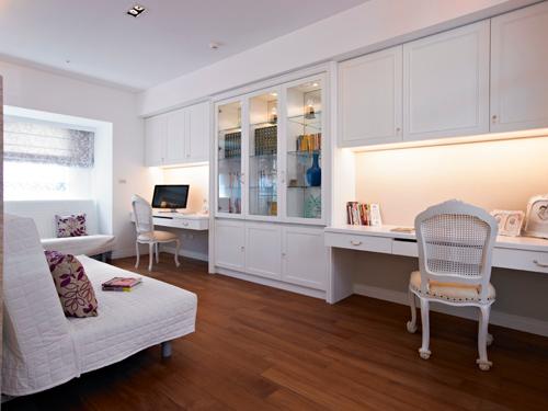 對稱式設計也導入書房設計，二張書桌及二張沙發床，在必要時也可充當客房。