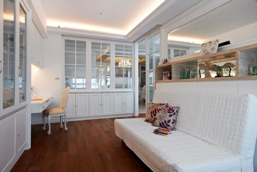 對稱式設計也導入書房設計，二張書桌及二張沙發床，在必要時也可充當客房2。