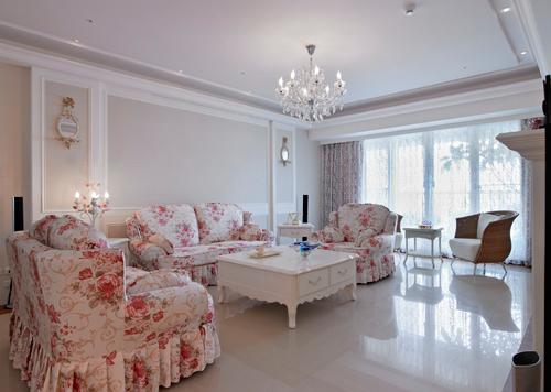 對稱式櫥櫃搭配水晶吊燈及白色英風古典雕花餐桌椅，濃濃的鄉村風格完全流露2。