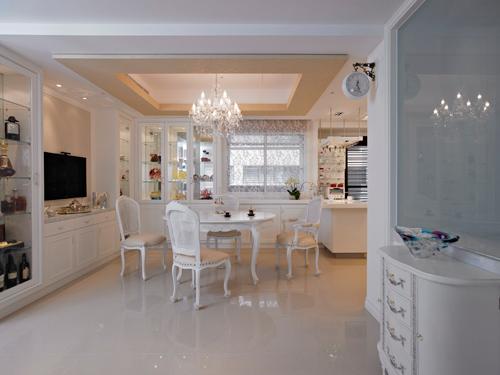 餐廳與廚房採用開放式設計，立面做滿展示櫃，內部並採反射性鏡面，以便拉大視覺效果。