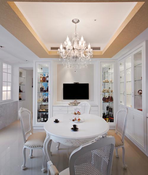 餐廳與廚房採用開放式設計，立面做滿展示櫃，內部並採反射性鏡面，以便拉大視覺效果2。