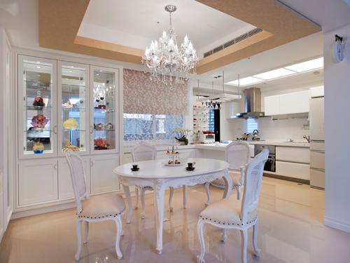 餐廳與廚房採用開放式設計，立面做滿展示櫃，內部並採反射性鏡面，以便拉大視覺效果3。