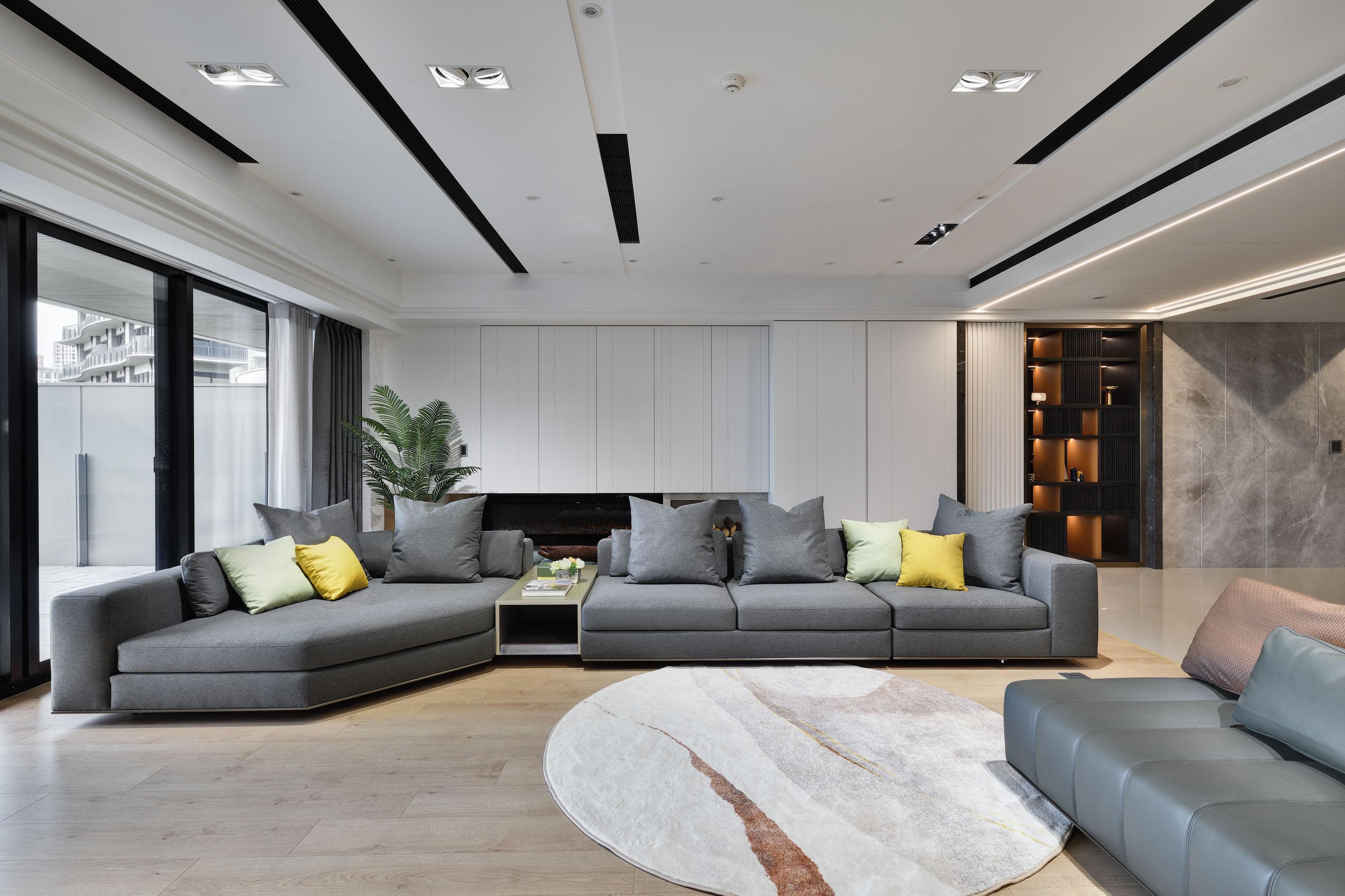 大面積開窗、客廳與餐廳的開放通透，使陽光與空氣都能在空間中流動，鋪陳休閒自在的生...