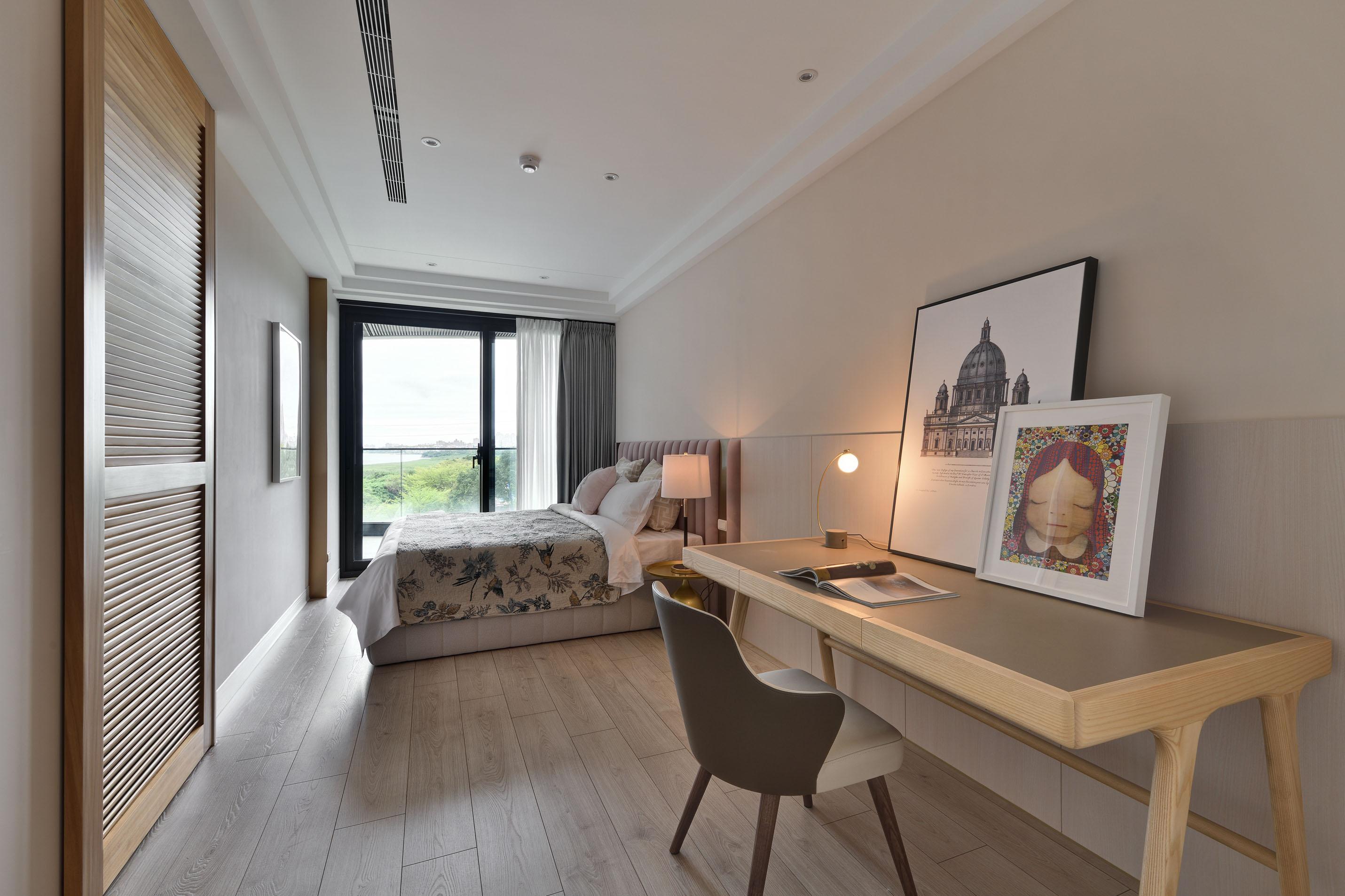 女孩房以粉色調與金屬飾板使房間與客廳有連貫性的設計與風格