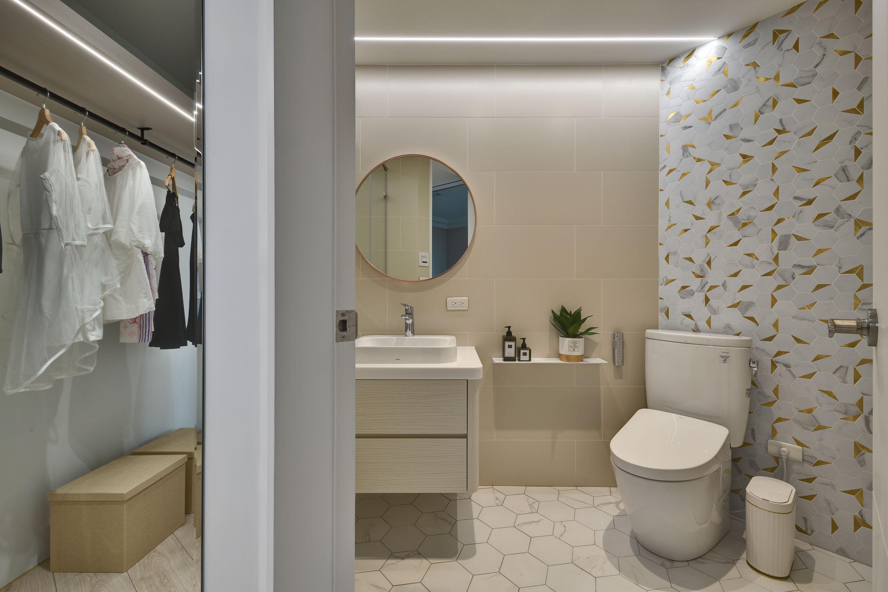 女孩房衛浴貼上六邊形石材紋磁磚，由地坪延伸至牆面，並結合金屬飾感提升淡雅風範