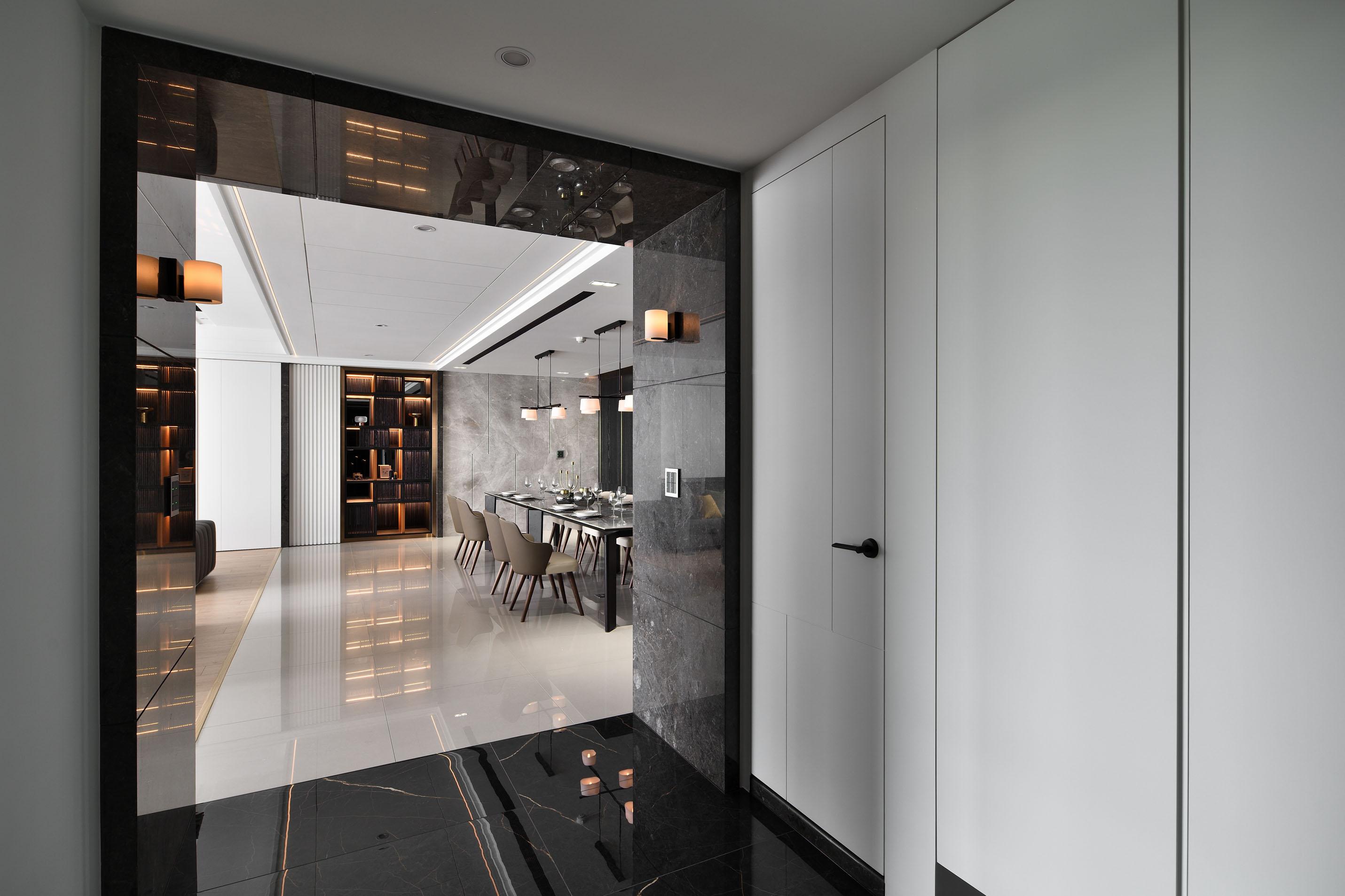 以框景的方式作為玄關的設計，讓視線能不斷延伸至室內，是新生活即將展開的序曲