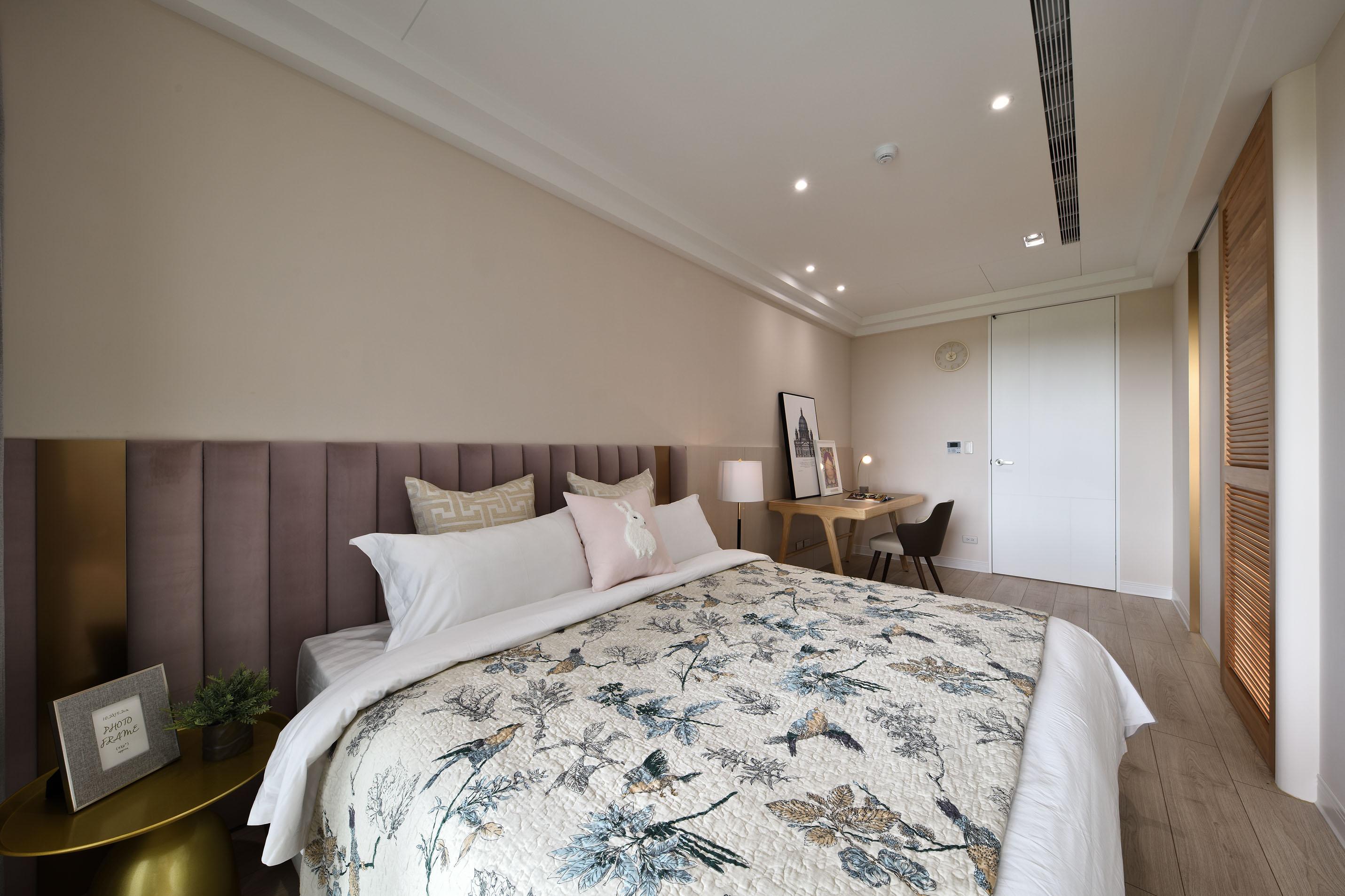 粉色絨布與與淺色木質線板齊平，使房間溫暖柔和