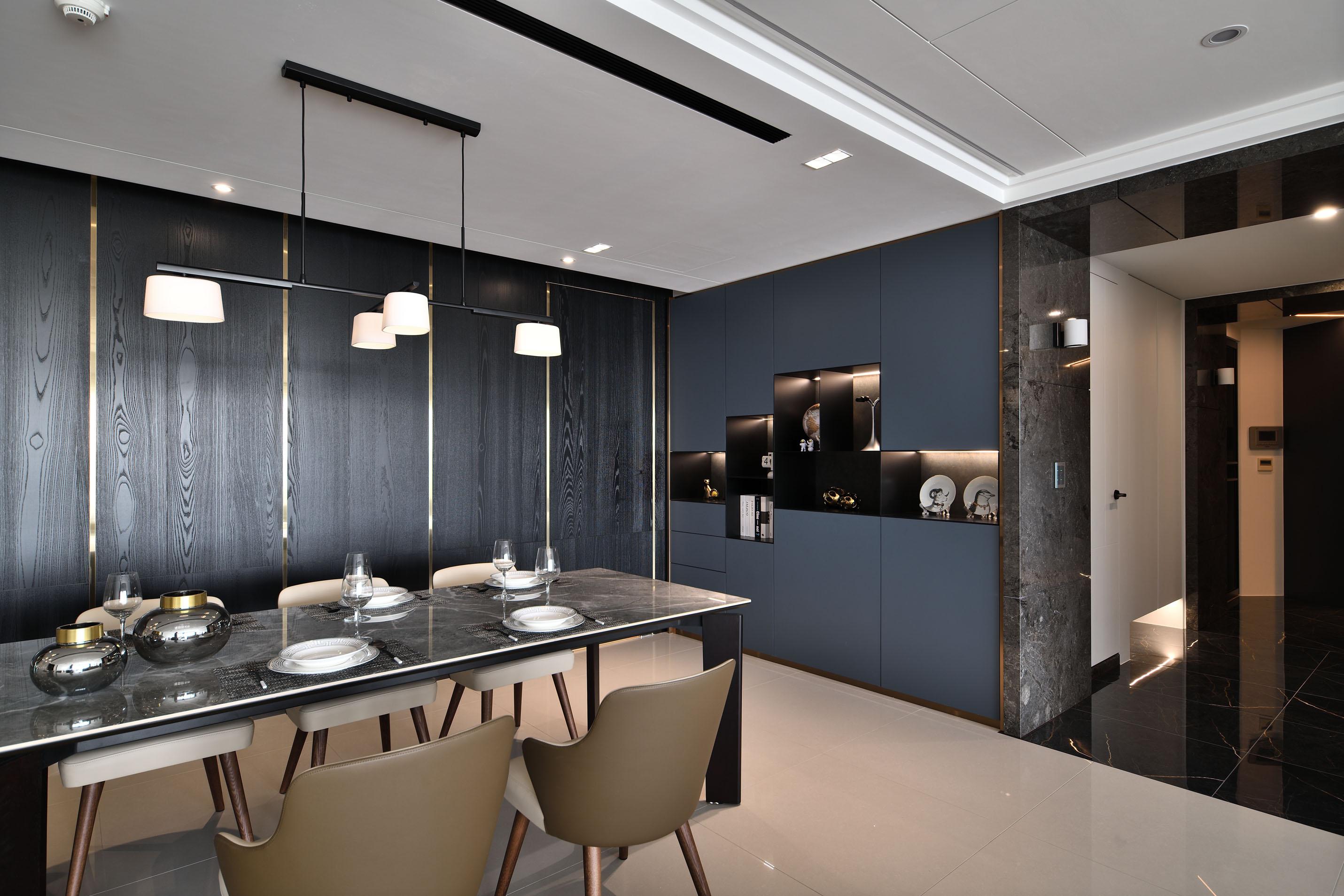 深藍展示櫃體強調出整個空間的主軸，虛實之間帶出展示品的靈魂