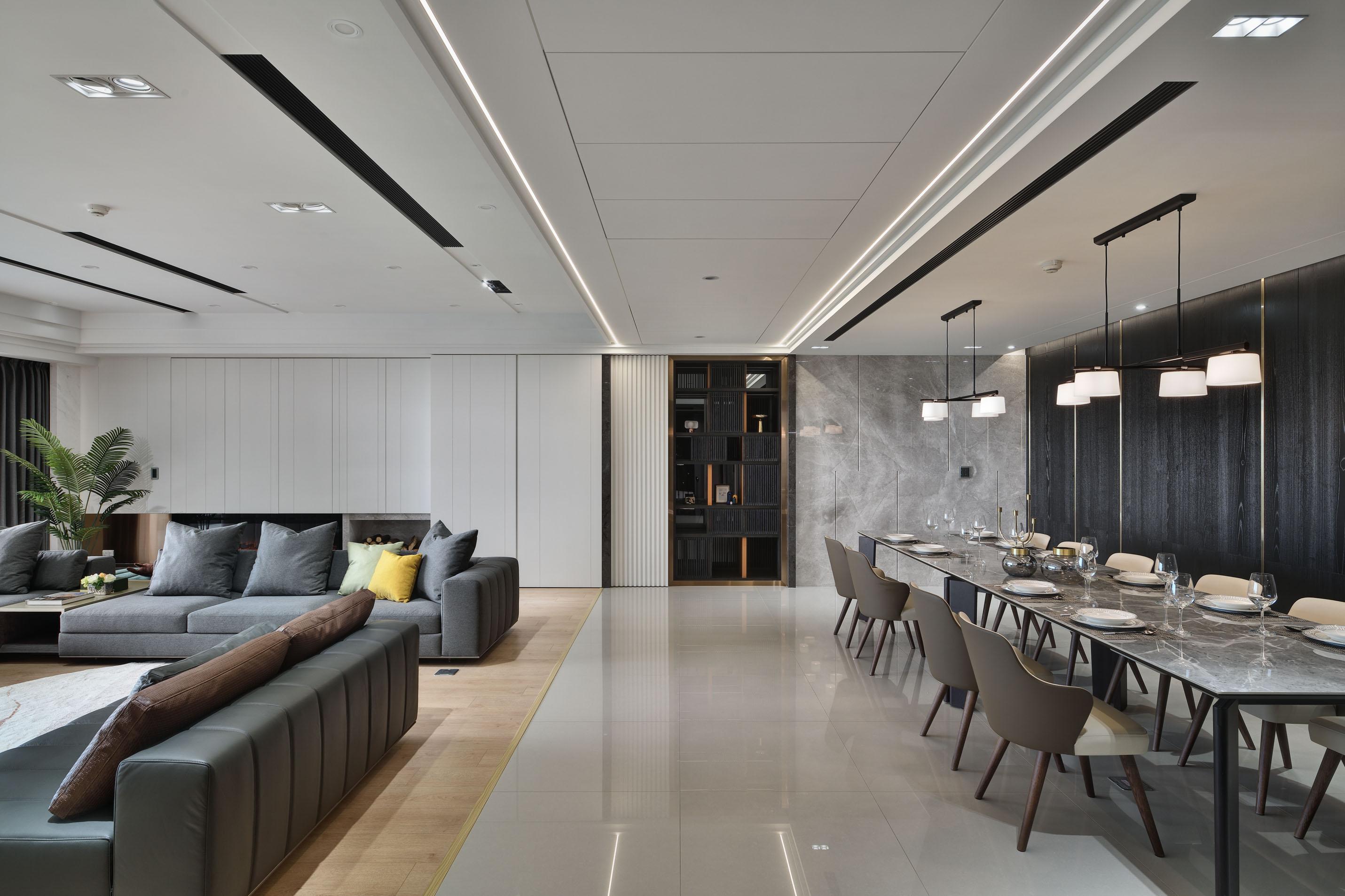 現代典雅的客廳與餐廳，異材質的拼貼在視覺上產生更多層次，豐富了空間表情，區分了...