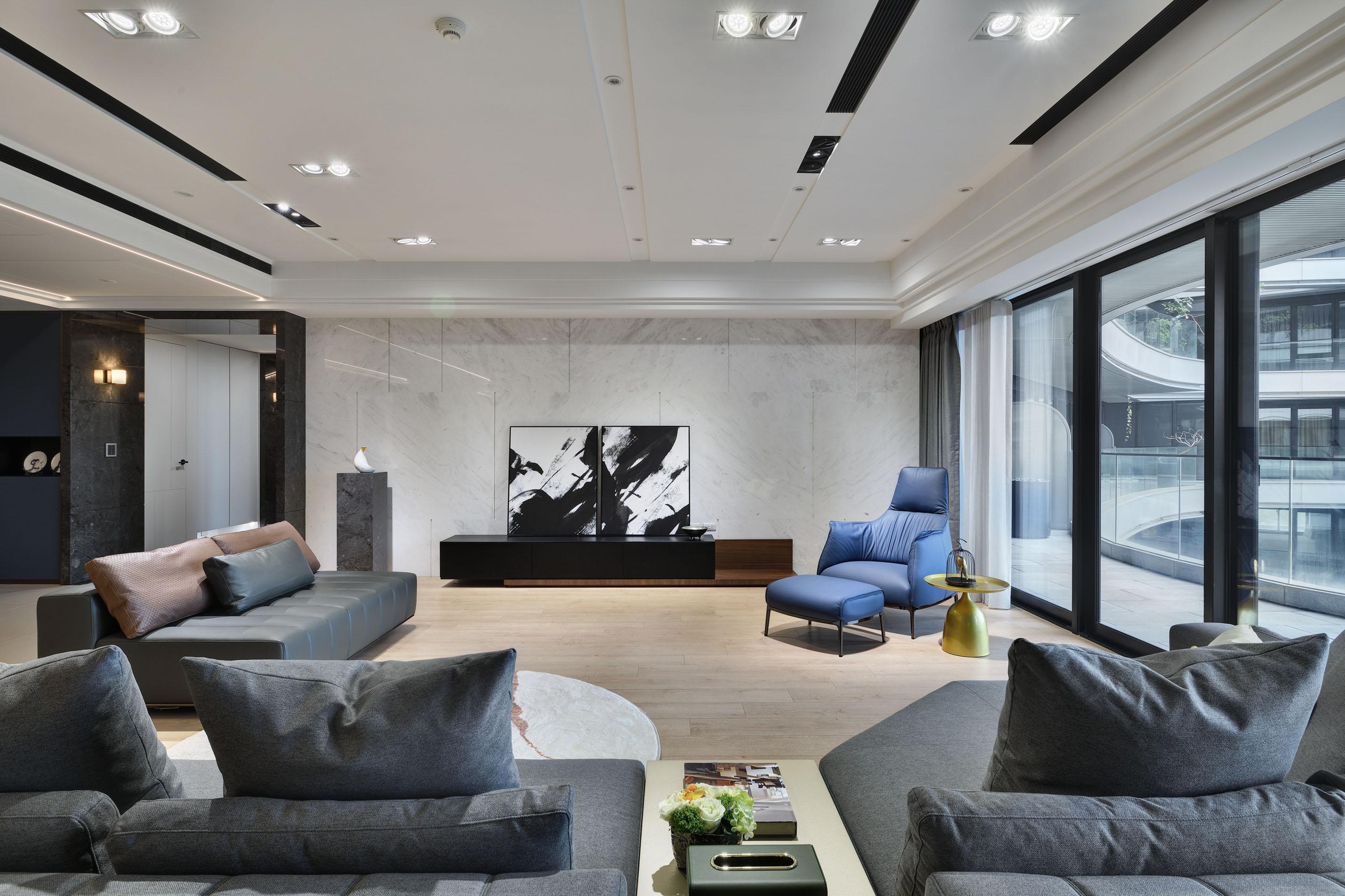 細緻線條、溫潤木材搭配石材的內斂優雅，創造經典雋永居家品味