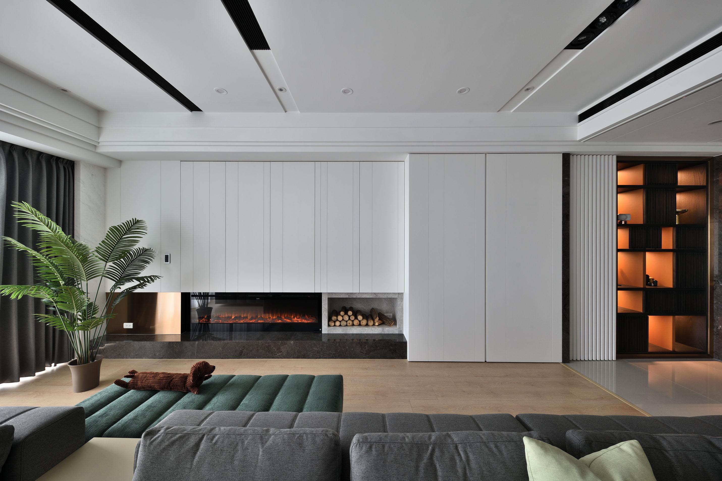 整合進櫃體下的壁爐結合視聽設備帶給室內溫暖的感受及高級的視聽饗宴