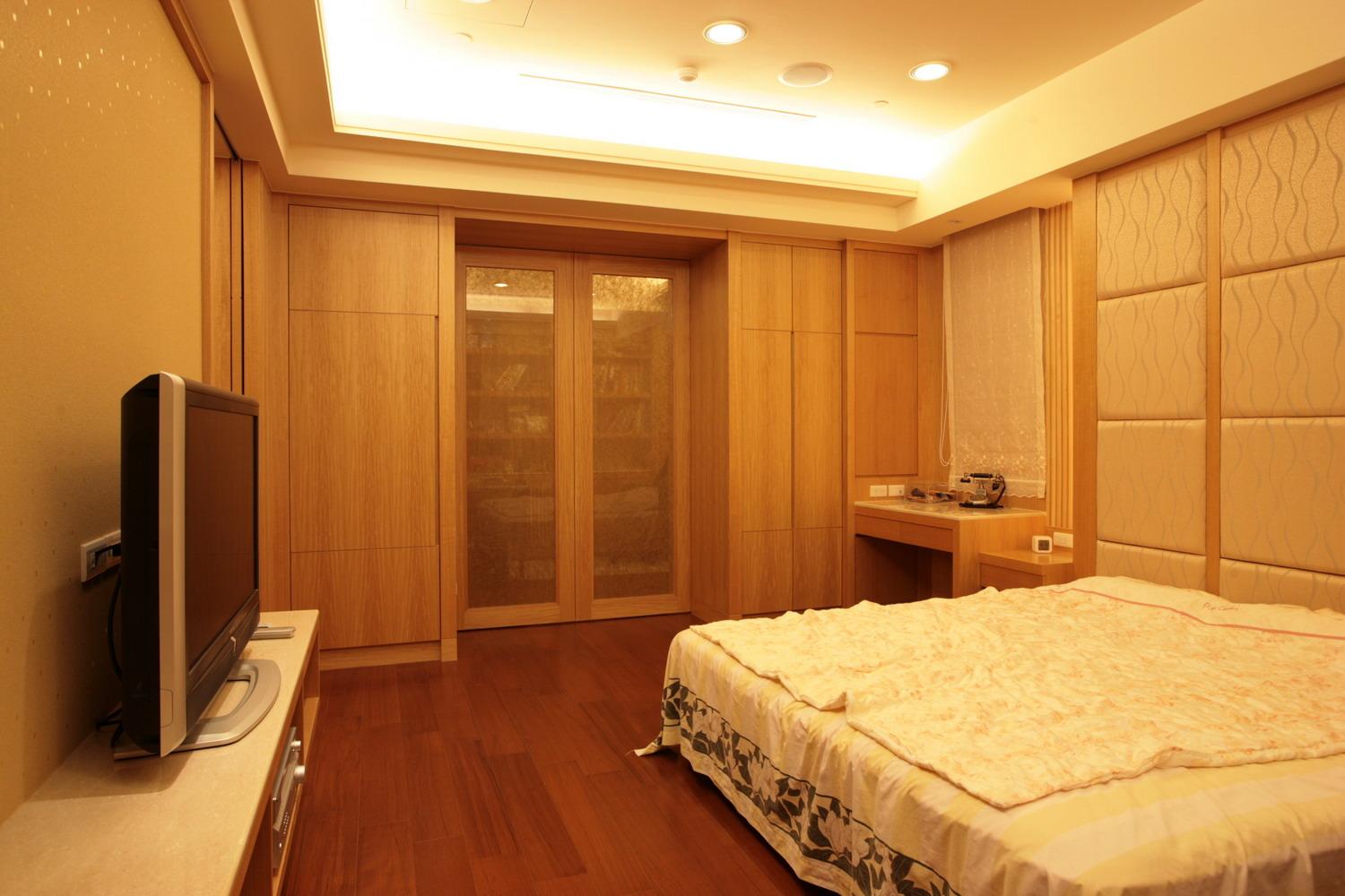 由書房的手控電動門或是更衣室的暗門進入到主臥室，每條動線都各有兩道門可以區劃出獨立的空間和