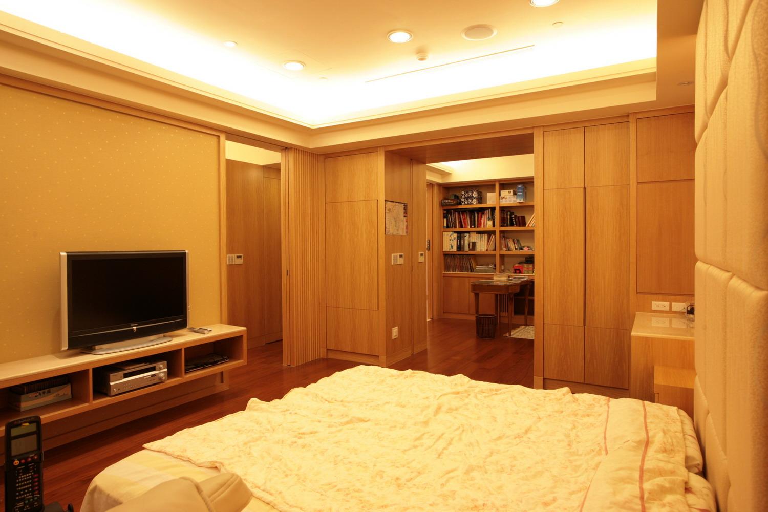 如此一來，其中一人在使用書房時，另一人可經由暗門穿越更衣室進入主臥，達到不會互相干擾但又