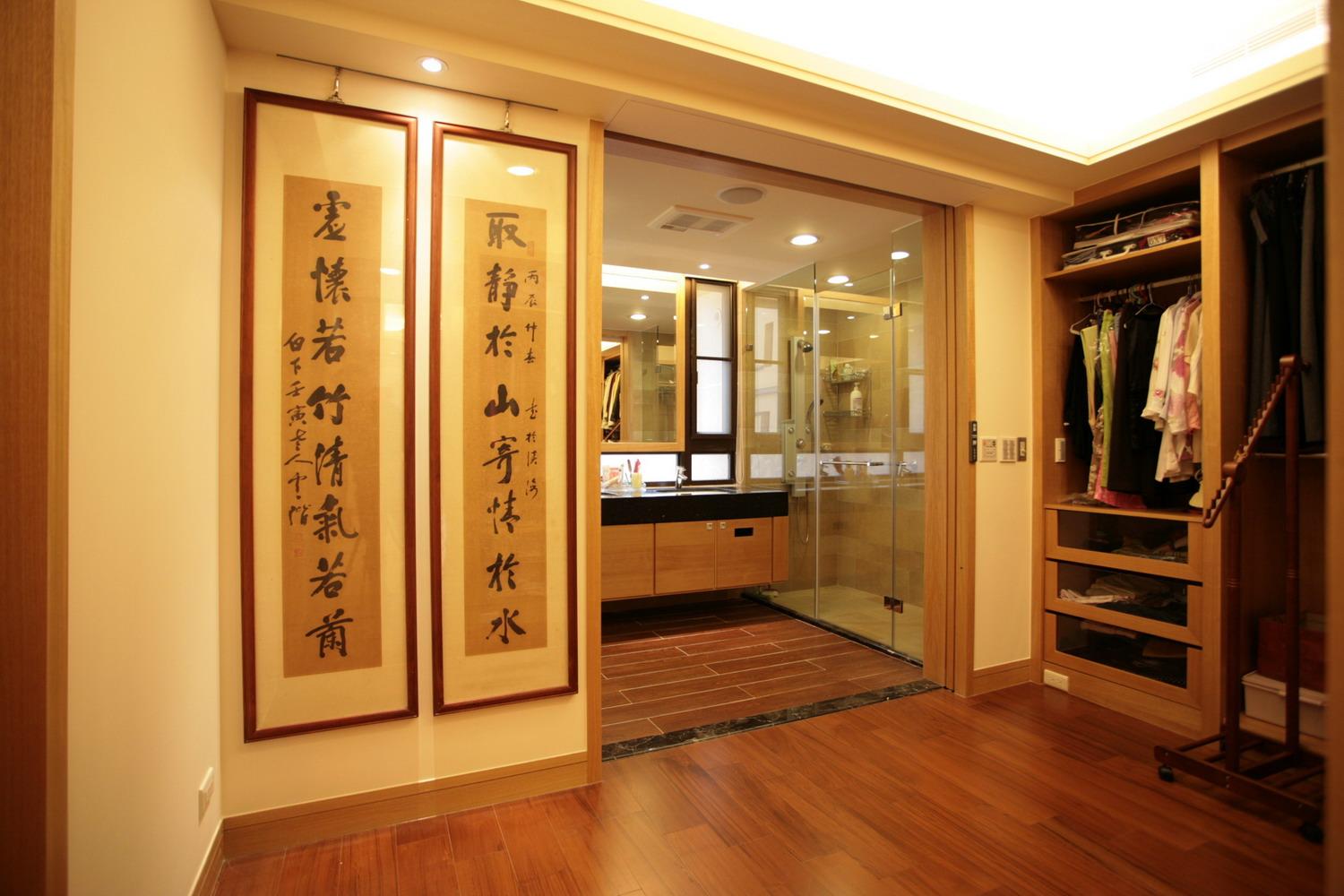 更衣室的木地板與浴室裡的仿木紋地磚，刻意在地坪上講求視覺的統一，以連結內外兩個乾區空間。