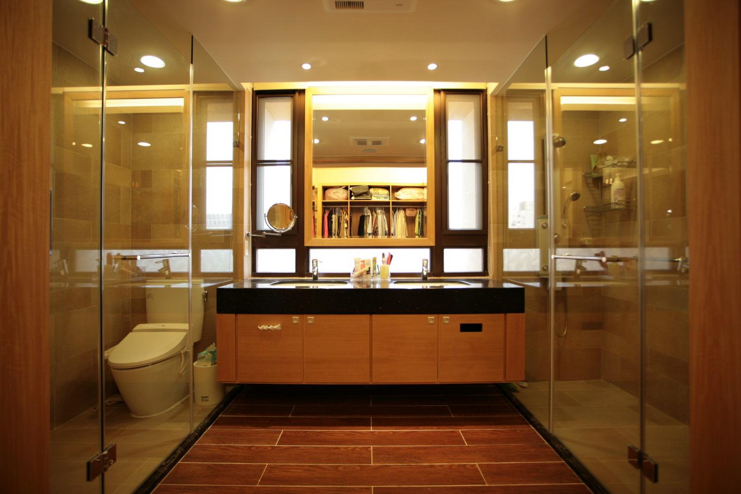 更衣室的木地板與浴室裡的仿木紋地磚，刻意在地坪上講求視覺的統一，以連結內外兩個乾區空間2。