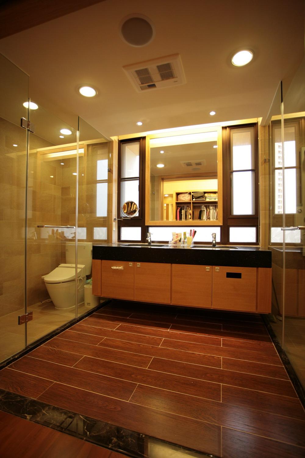 更衣室的木地板與浴室裡的仿木紋地磚，刻意在地坪上講求視覺的統一，以連結內外兩個乾區空間3。