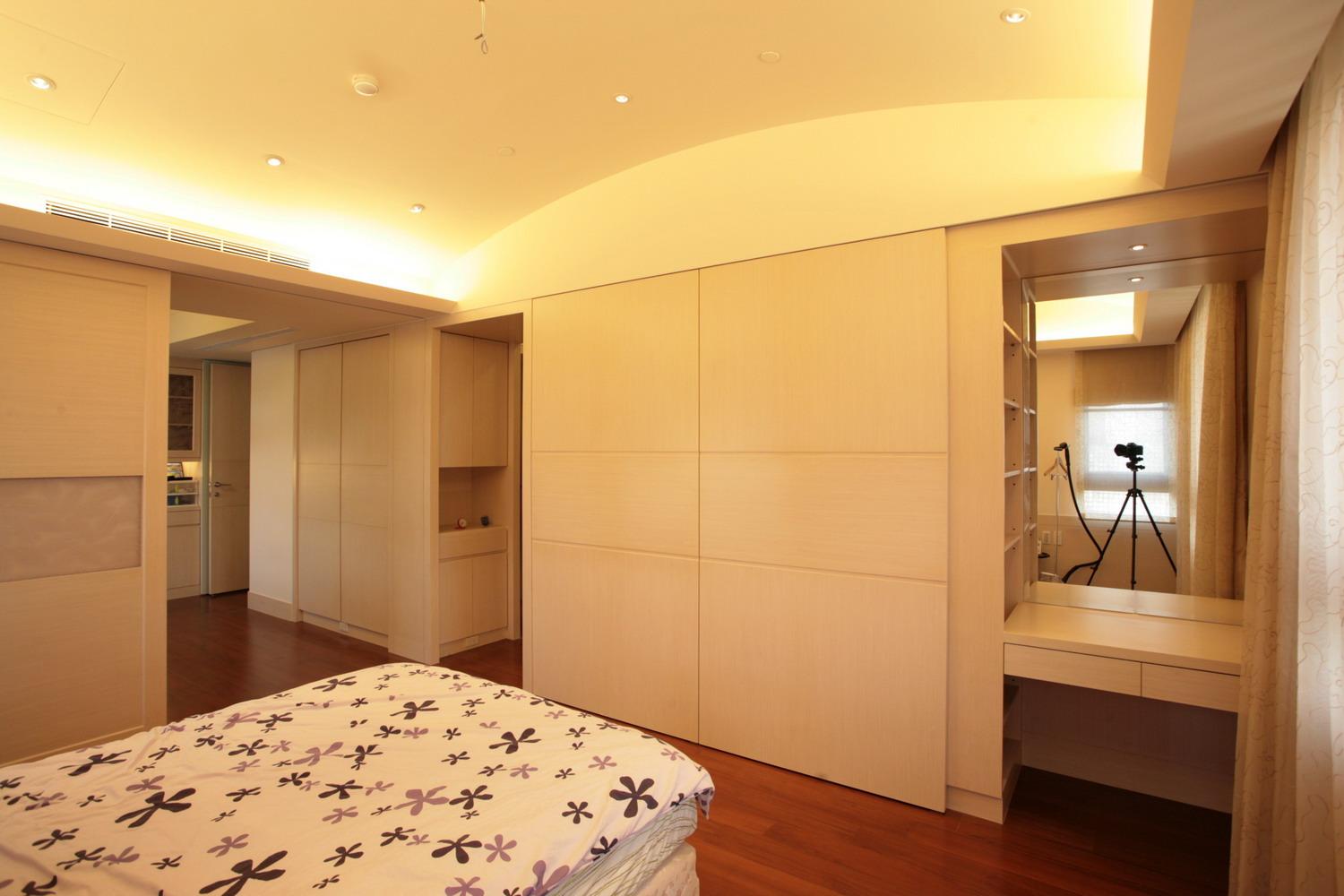 主臥天花板以圓弧形設計，讓空間的視覺高度更為拉高