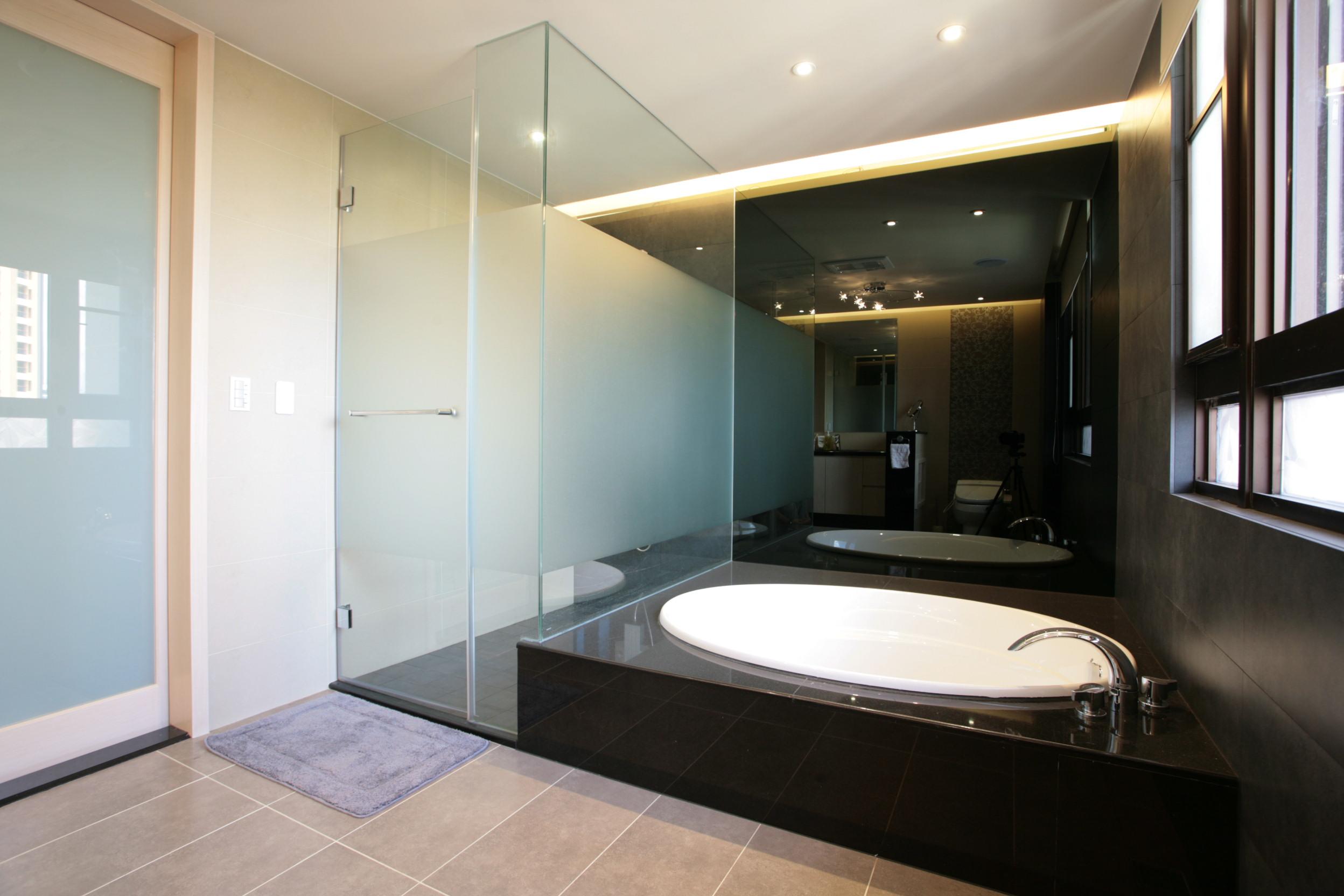 主臥衛浴以「時尚湯屋」的概念打造，黑灰白三色相互搭配，加上主題燈飾的運用，交錯出時尚品味。