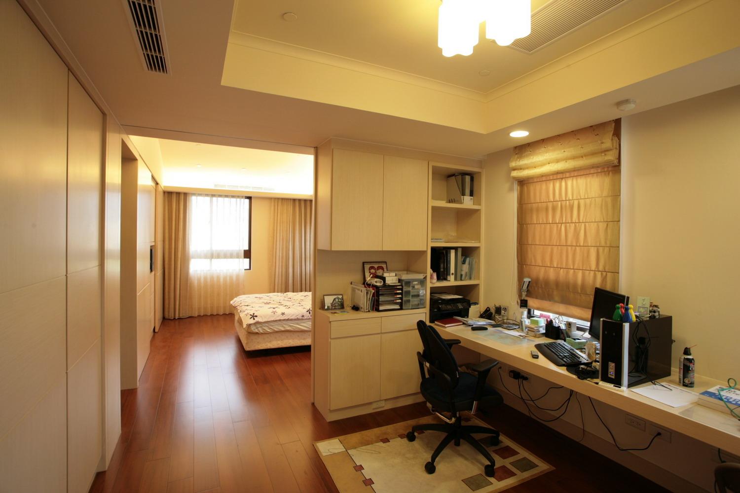 兩側的拉門分別通往書房與更衣室，而正前方拉門採複合概念設計，可分別提供化妝檯或電視牆遮蔽使用。