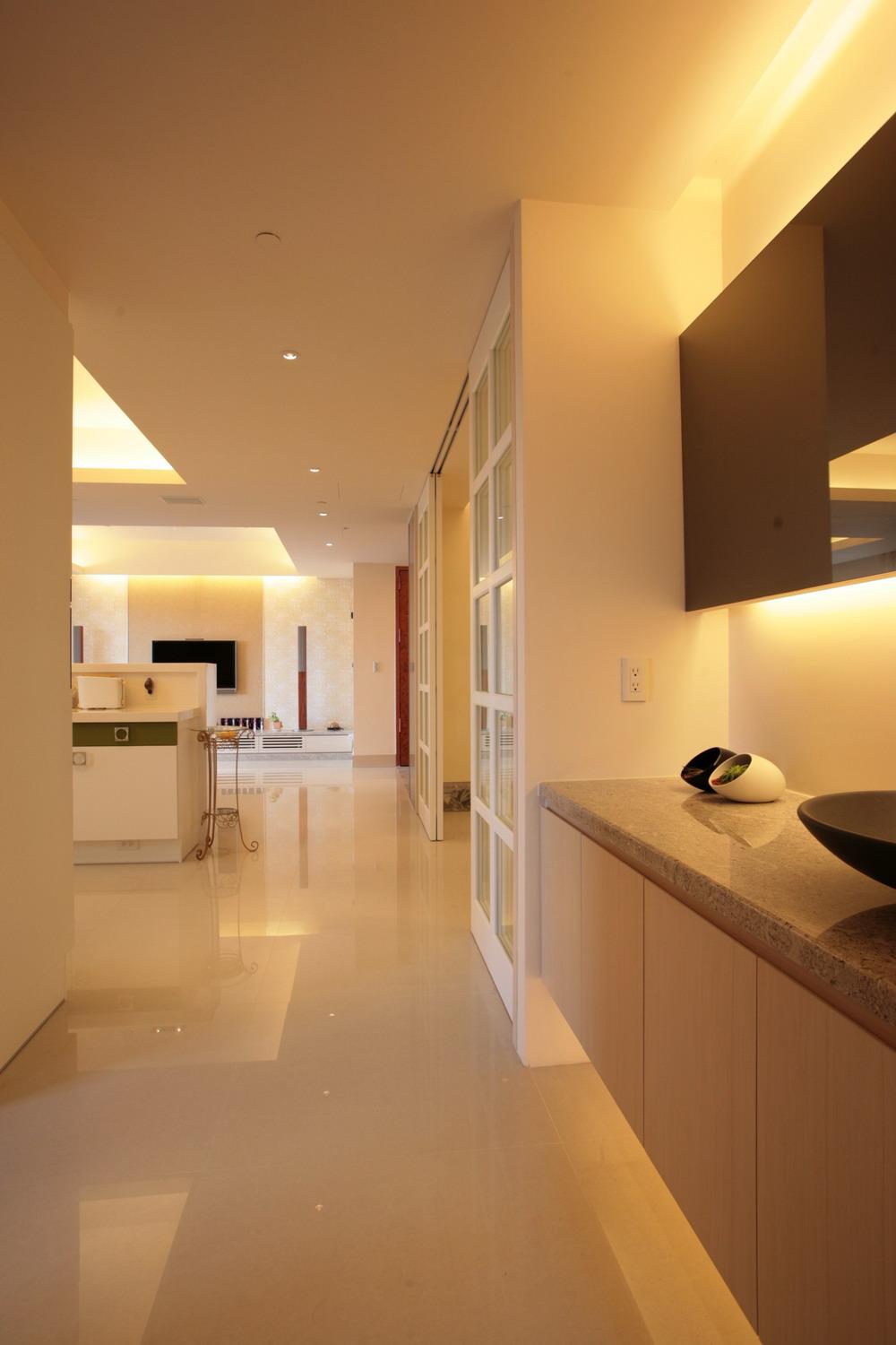 客廳與廚房為開放式設計，連通的效果讓空間加倍放大，餐廳設置了活動拉門，可視需要關閉與