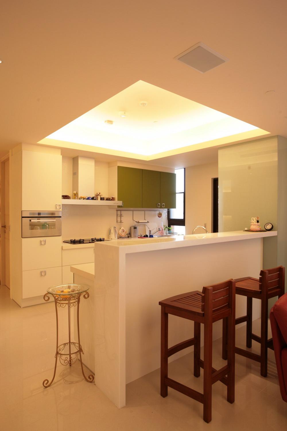 客廳與廚房為開放式設計，連通的效果讓空間加倍放大。