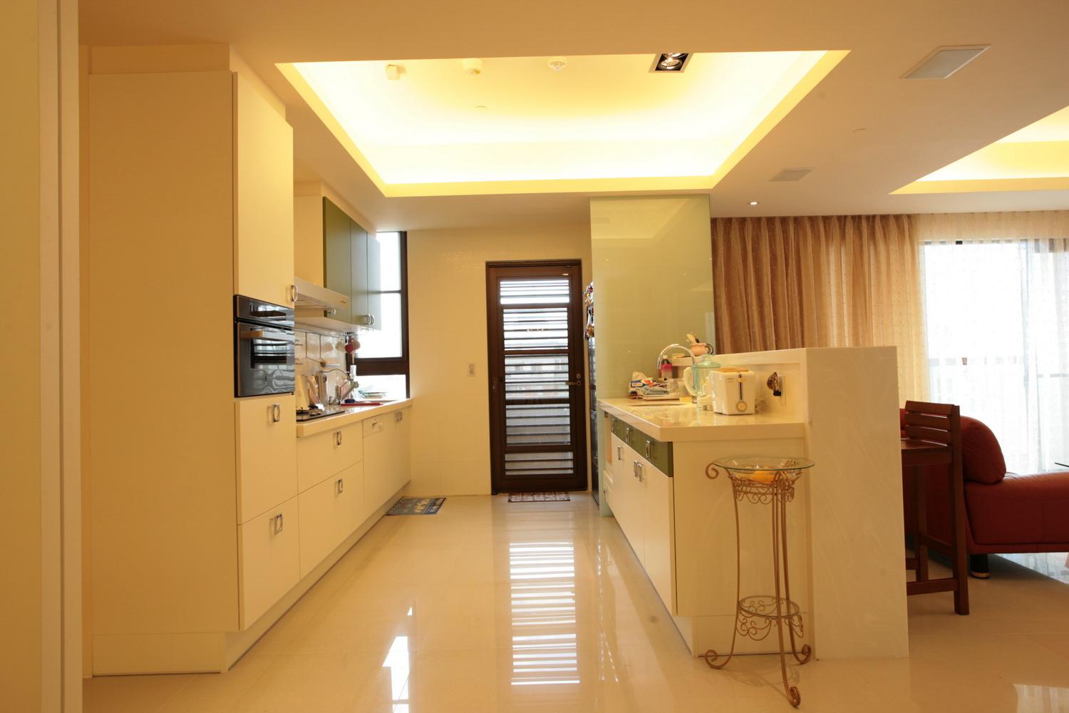 客廳與廚房為開放式設計，連通的效果讓空間加倍放大2。