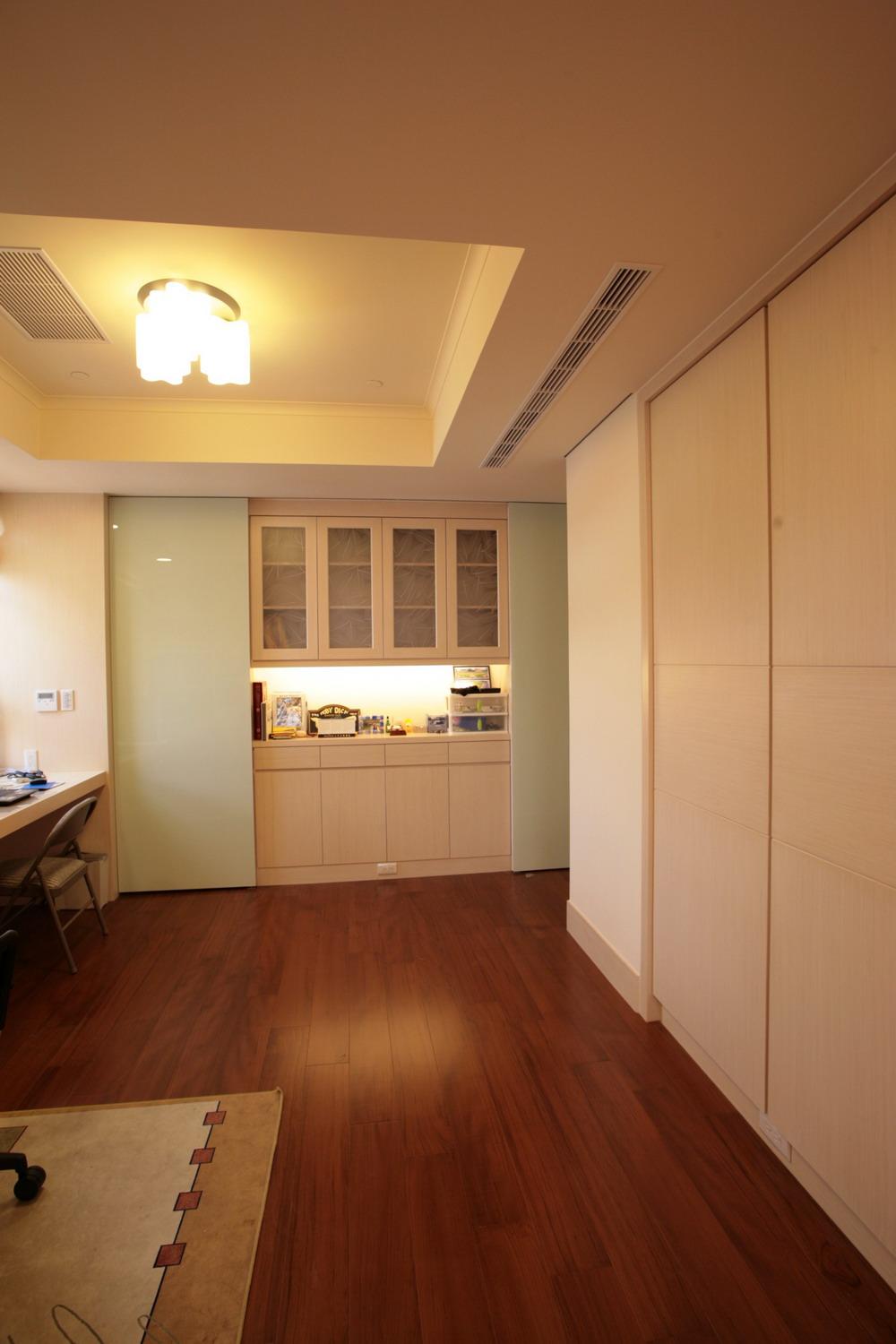 側的拉門分別通往書房與更衣室，而正前方拉門採複合概念設計，可分別提供化妝檯或電視牆遮蔽使用。