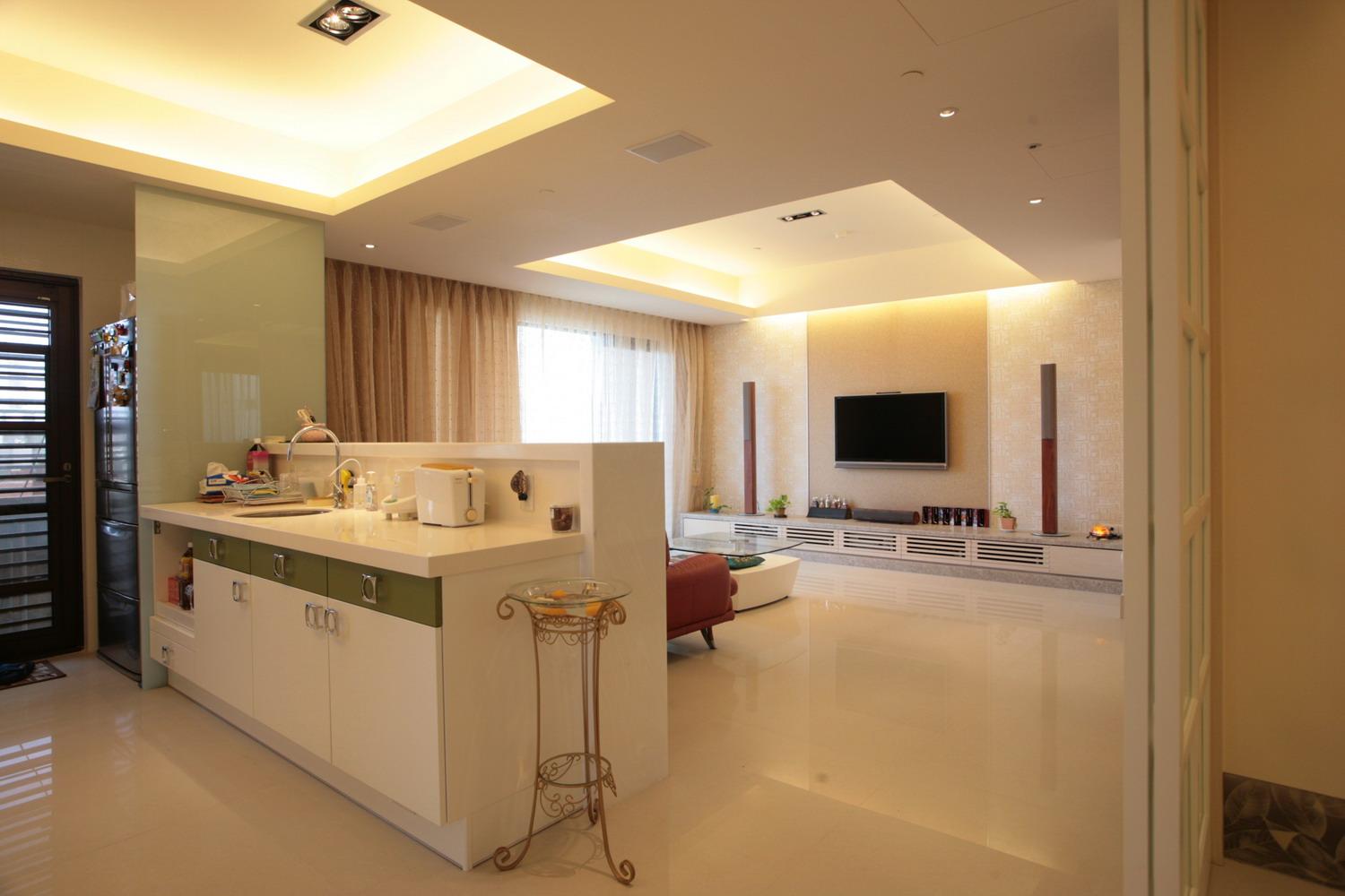 開放的客用洗手台使用的是黑陶材質，與鏡櫃的灰鏡展現出趣味的對比以及黑、灰兩色的層次，提升