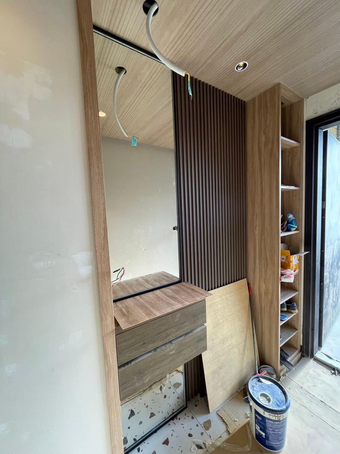 木作玄關面貼黑框明鏡